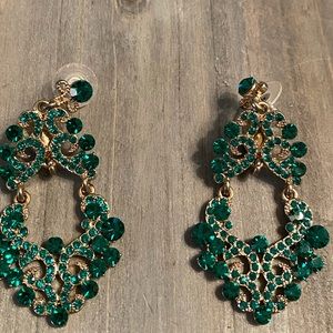 Stunning emerald color earrings with gold metal